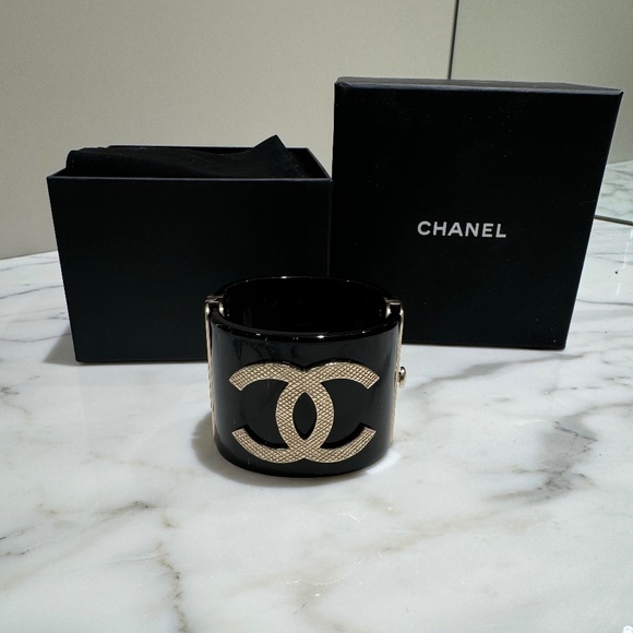 Chanel CC cuff Bracelet - Picture 1 of 2
